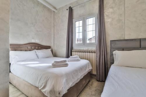 a bedroom with two beds with towels on them at AFFITTACAMERE VERDI - Nel Centro di Bologna in Bologna