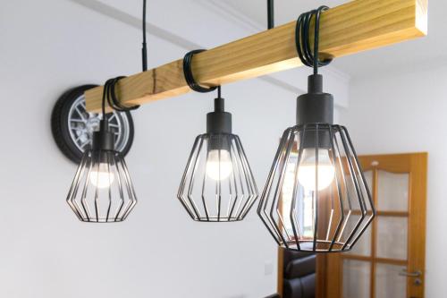 vier lichten hangend aan een balk in een kamer bij Villa Machico Valley Flat 2 in Machico