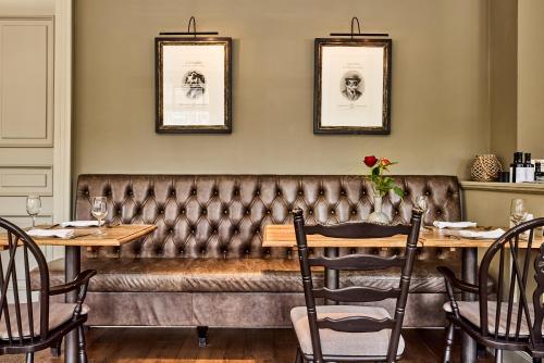 a booth in a restaurant with a table and chairs at Hollenstedter Hof in Hollenstedt