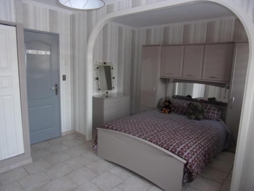 une chambre avec un lit avec deux ours en peluche dessus dans l'établissement En Occitanie - Belle villa familiale avec piscine privée - Idéale avec enfants, à Beaucaire