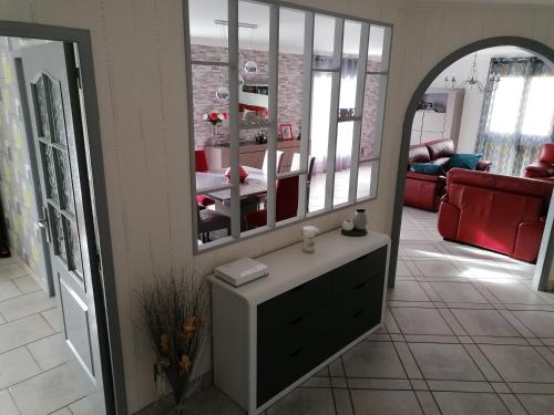 un salon avec une commode et un miroir dans l'établissement En Occitanie - Belle villa familiale avec piscine privée - Idéale avec enfants, à Beaucaire