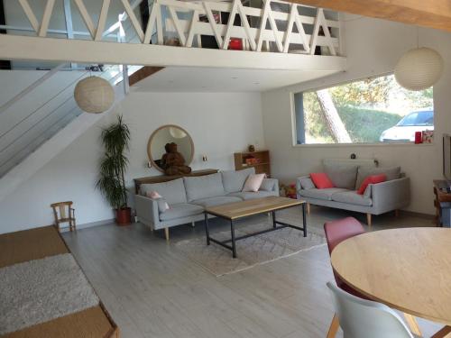 un salon avec un canapé et une table dans l'établissement Villa en pleine nature prés des plages-Piscine, à Fabrègues