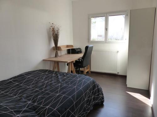 une chambre avec un lit, un bureau et une fenêtre dans l'établissement Villa en pleine nature prés des plages-Piscine, à Fabrègues