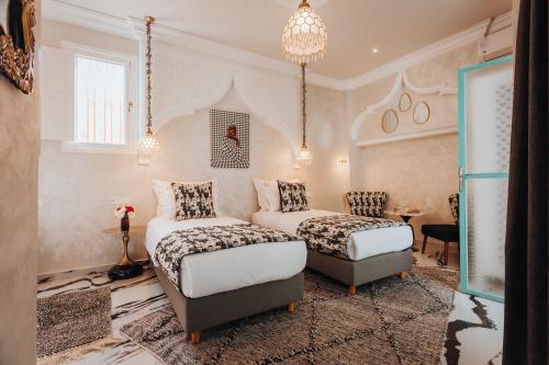 เตียงในห้องที่ Riad Andallaspa