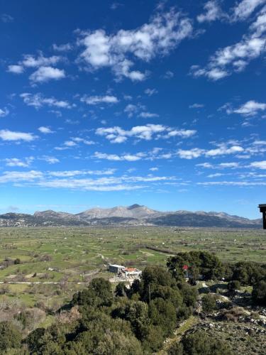 a view of a field with mountains in the distance at Dictamus Homes in Magoulás