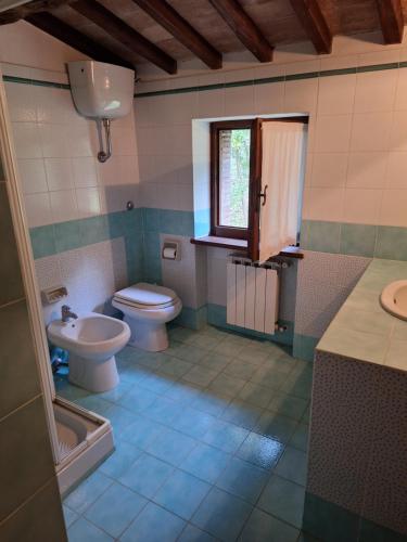 a bathroom with a toilet and a sink at Casa Vacanze Le Corone in Otricoli