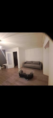 un salon avec un canapé et une table basse dans l'établissement Maison individuelle centre, à Locminé