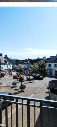 - une vue sur une ville avec des bâtiments et un parking dans l'établissement Maison individuelle centre, à Locminé