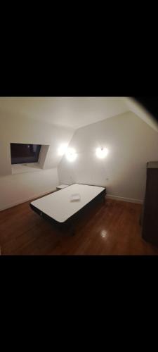 Cette chambre dispose d'un lit éclairé. dans l'établissement Maison individuelle centre, à Locminé