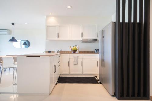 Η κουζίνα ή μικρή κουζίνα στο 3BR Suite Surin Beach Phuket - Near 2 beaches