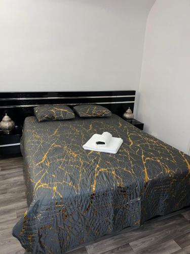 - un lit avec un ordinateur portable dans l'établissement Chambre privée proche de Paris, à Argenteuil