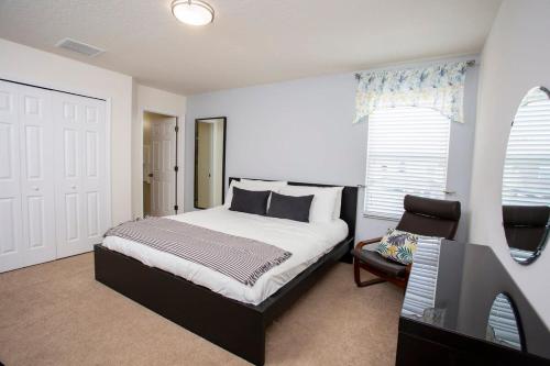 Ένα ή περισσότερα κρεβάτια σε δωμάτιο στο Four Bedrooms Townhouse 4563