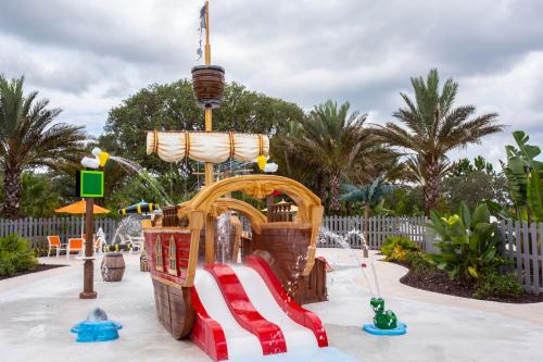 eine Achterbahn in einem Wasserpark in der Unterkunft Marvelous 4 Bedroom w/ Pool @ Festival Resort 197 in Davenport