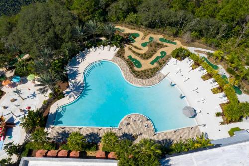 eine Luftaufnahme des Pools im Resort in der Unterkunft Marvelous 4 Bedroom w/ Pool @ Festival Resort 197 in Davenport