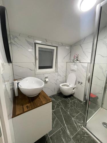 a bathroom with a sink and a toilet at Vila White Pearl in Vir