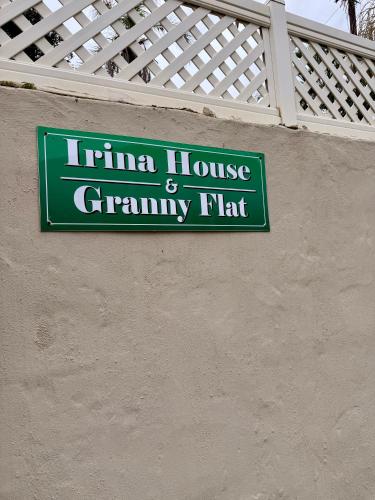 Granny Flat &Yoga Studioに飾ってある許可証、賞状、看板またはその他の書類