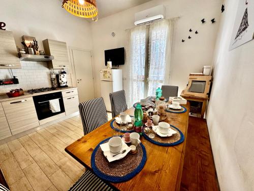 a kitchen and dining room with a wooden table at La casa di Sarah aspetta voi in Naples
