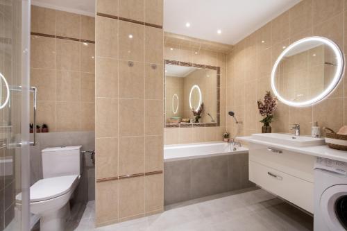 Et badeværelse på Gama Great Location & Famili Apartment 120m 2-12 people