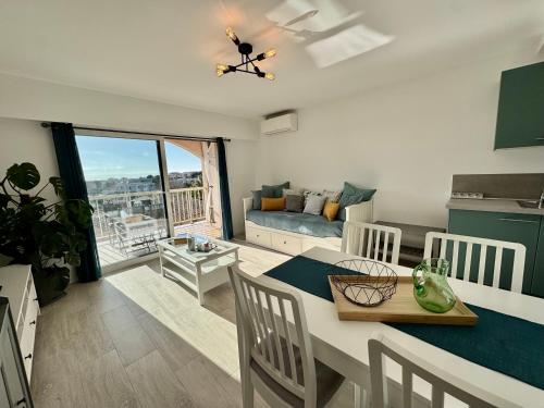Ruang duduk di Charmant 2P Piscine - Parking - Vue mer - Antibes