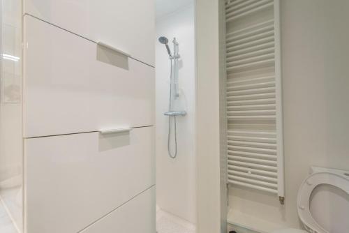 une salle de bain blanche avec douche et toilettes dans l'établissement MUSICIENS Joli DUPLEX 2 Chambres Garage privatif et Terrasse, à Nice