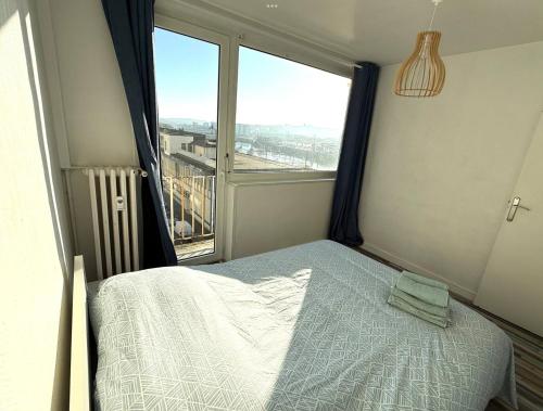 une chambre avec un lit et une grande fenêtre dans l'établissement La vigie, un balcon entre port et mer avec parking, à Boulogne-sur-Mer