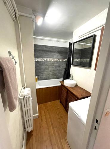 une salle de bain avec une baignoire, un lavabo et des toilettes dans l'établissement La vigie, un balcon entre port et mer avec parking, à Boulogne-sur-Mer