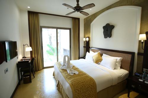 Кровать или кровати в номере Rhythm Lonavala - An All Suite Resort