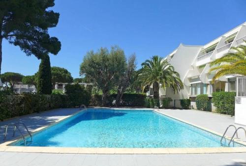 une grande piscine devant un immeuble dans l'établissement Joli studio piscine Cat, à La Grande Motte