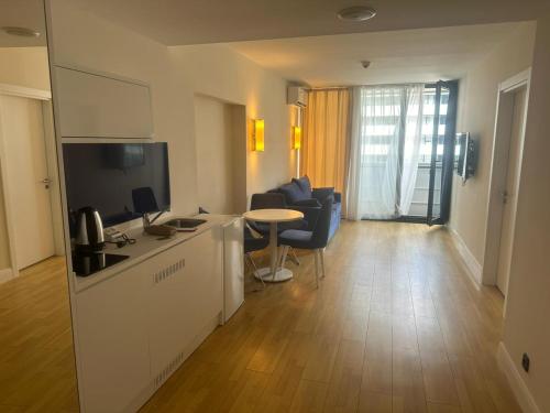 Una habitación de hotel con cocina y sala de estar. en Apartments in orbi city, en Batumi