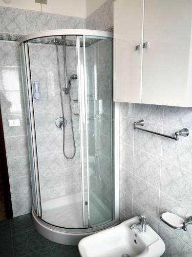 a bathroom with a shower and a sink at Giardino degli Gnomi in Francavilla al Mare
