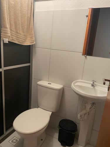 een kleine badkamer met toilet en wastafel bij Apartamento Vog Atlântico in Ilhéus