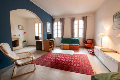 - un salon avec un tapis rouge et un canapé dans l'établissement Major - 120m2 avec Clim, à Arles