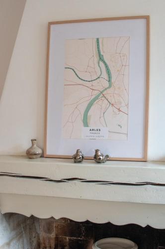 une photo sur un manteau de cheminée avec une photo sur celui-ci dans l'établissement Major - 120m2 avec Clim, à Arles