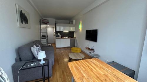 un salon avec un canapé et une table dans l'établissement Superbe appartement 4 personnes au centre de Paris, à Paris