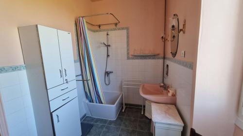 une salle de bain avec un lavabo, une douche et une baignoire dans l'établissement Les Marronniers, wifi, 10 min from Martel, à Condat