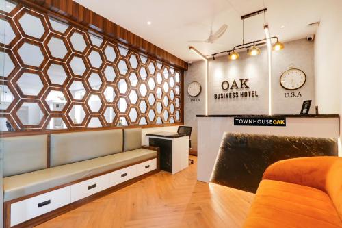 una sala d'attesa con panchina e finestra di Townhouse OAK INDIGO BUSINESS HOTELS a Hyderabad