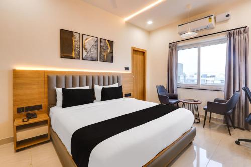 Postel nebo postele na pokoji v ubytování Townhouse OAK INDIGO BUSINESS HOTELS