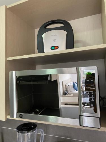 a microwave oven sitting on top of a kitchen counter at Suite de Lujo en Llano Grande - Piscina, jacuzzi, Turco, Gimnasio in Rionegro