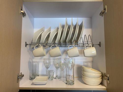 a kitchen with glasses and utensils on a shelf at Suite de Lujo en Llano Grande - Piscina, jacuzzi, Turco, Gimnasio in Rionegro