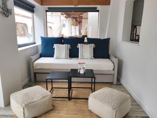 un salon avec un canapé et une table dans l'établissement La Caravelle - À 5 min de Cassis, à Roquefort-la-Bédoule