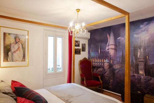 - une chambre avec une peinture murale représentant un château dans l'établissement HARRY POTTER A LA PLAGE, à Toulon