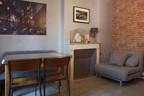 - un bar avec une chaise, une table et une cheminée dans l'établissement HARRY POTTER A LA PLAGE, à Toulon