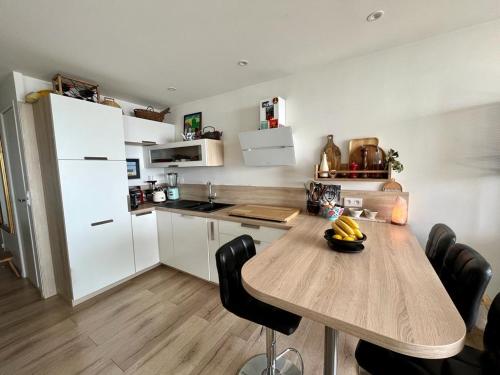 Il comprend une cuisine avec une table en bois et un réfrigérateur. dans l'établissement Cannes Passion, à Cannes