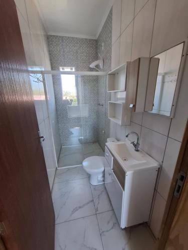 un bagno con wc, lavandino e doccia di S1 - Residencial Soulmar Balneário Gaivota - SC - Village Dunas Norte - 1,5 quadra do mar a Balneário Gaivotas