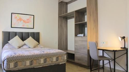 Una cama o camas en una habitación de Camino de Olivos - Desayuno Incluido, Amplio Estacionamiento y AC
