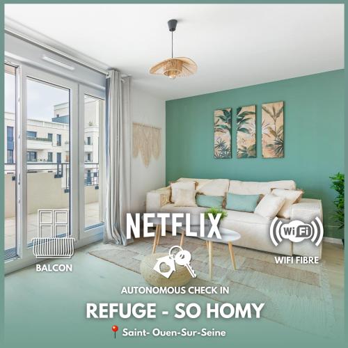 - un salon avec un canapé dans l'établissement Refuge Naturel au Cœur des Docks, à Saint-Ouen