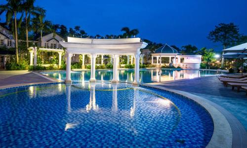 a swimming pool with a gazebo at night at Phòng Đôi tại Happy Villa - Vườn Vua gồm ăn sáng và ăn tối in Ðồng Phú