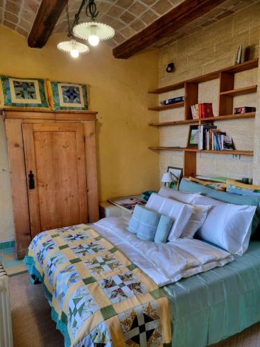 une chambre avec un grand lit dans une pièce dans l'établissement Maison Chêne Vert, à Sanilhac-et-Sagriès