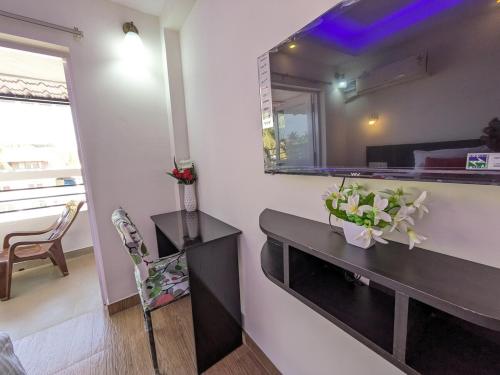 a living room with a desk and a mirror at Sapna Homes 4BHK Penthouse, 5min to Beach in Colva