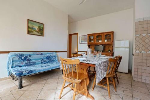Un comedor con una mesa y sillas y un sofá. en Casa Laura 2 a soli 20 mt dalla spiaggia di San Pietro in Bevagna, en San Pietro in Bevagna